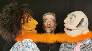 Pressefoto Ich bin viel mehr, Spieler mit Italiener und Versicherungsvertreter, Figurentheater Die Roten Finger, Foto Lumiere